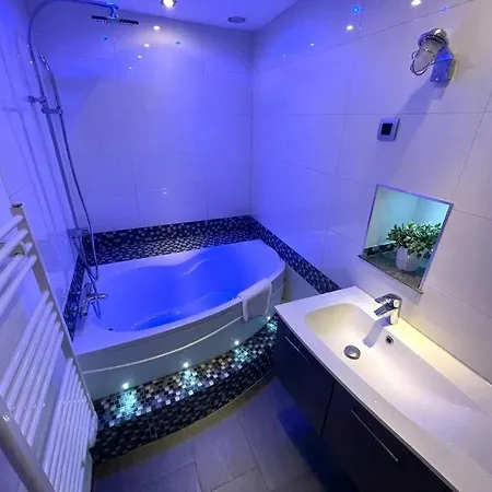 Spacious In The Heart Of The Center Апартаменты